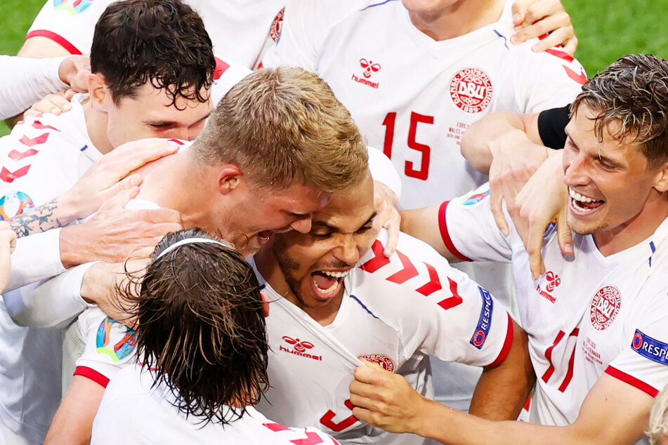 Martin Braithwaite (3.v.r.) bejubelt mit dem sehr stark agierenden Joker Andreas Cornelius (3.v.l.) und den anderen Teamkollegen seinen Treffer zum 4:0-Endstand.