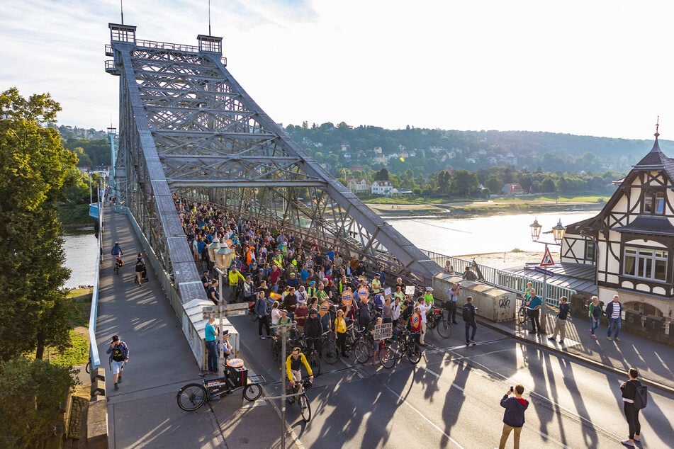 Im September demonstrierten Hunderte Radfahrer für ihre neuen Fahrstreifen.