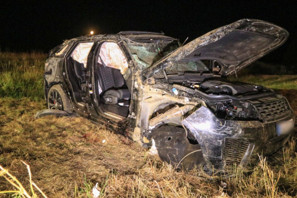 Der SUV überschlug sich mehrmals und kam auf einem Acker zum Stehen.