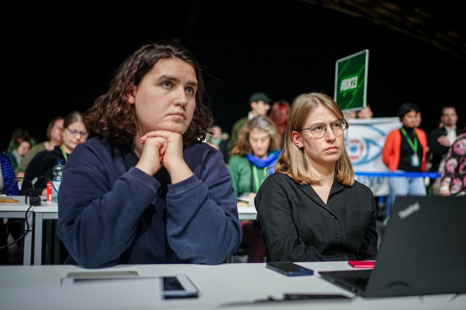 Zusammen mit acht anderen Vorstandsmitgliedern der Grünen Jugend ziehen sich Katharina Stolla (26, l.) und Svenja Appuhn (26, r.) zurück und treten aus der Partei aus.