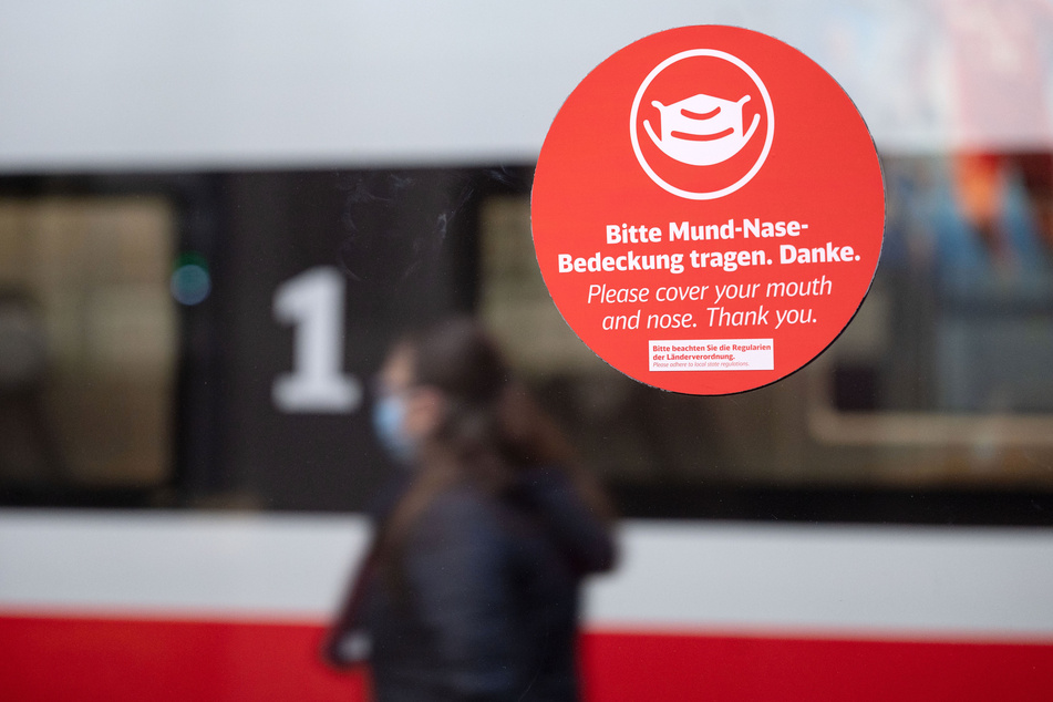 In Zügen der Deutschen Bahn gilt nach wie vor Maskenpflicht, daran wollte sich ein 29-jähriger Passagier in Kamenz aber nicht halten.