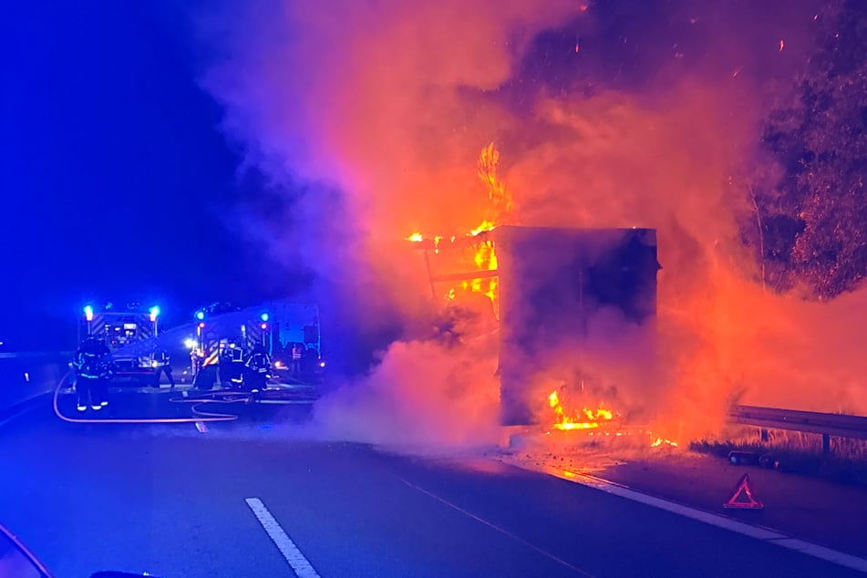 Unfall A7: Sattelzug mit 21 Tonnen Arbeitsplatten in Vollbrand - Vollsperrung auf der A7