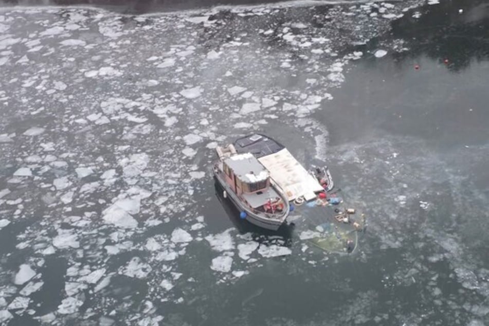 Der Mann rettete sich auf ein benachbartes Boot.