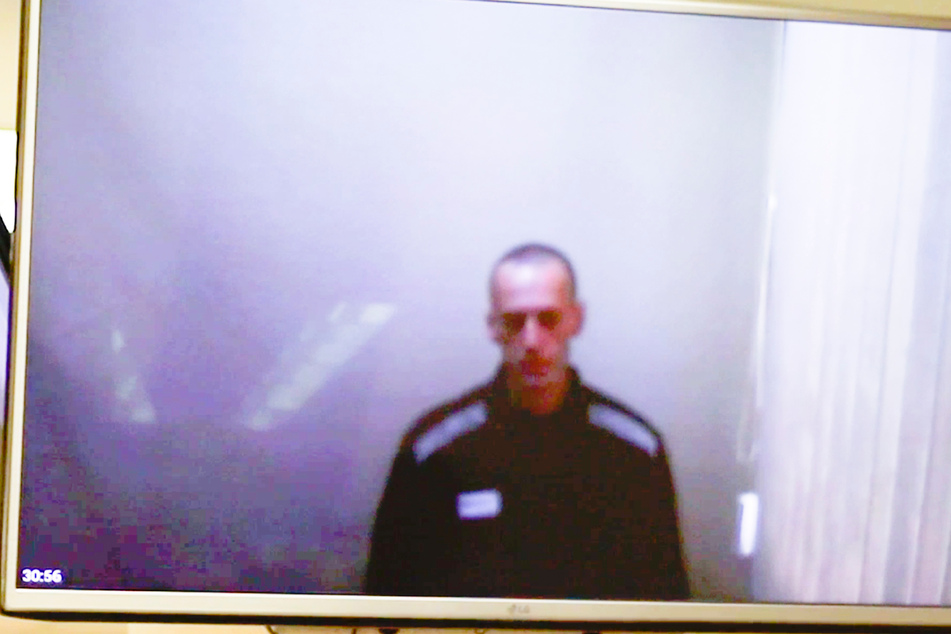 Das vom Babuskinsky Bezirksgericht zur Verfügung gestellte Videostandbild zeigt den russischen Oppositionsführer Alexej Nawalny auf einem TV-Bildschirm während einer Anhörung.