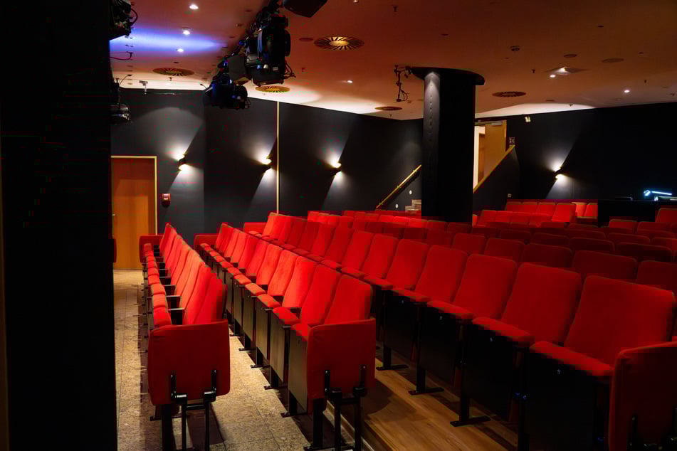 Ihr und Eure Begleitung nehmen auf zwei dieser Sitze Platz - for free!