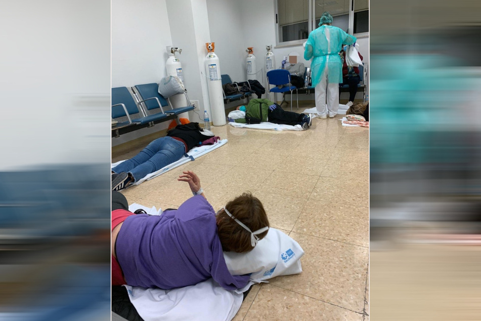 In einem Krankenhaus in Madrid liegen die mit dem Coronavirus Infizierten auf dem Fußboden.