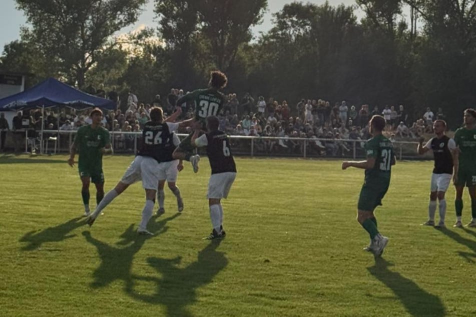 Schöner Sommertestkick vor guter Kulisse: SG Rotation Leipzig gegen die BSG Chemie Leipzig.