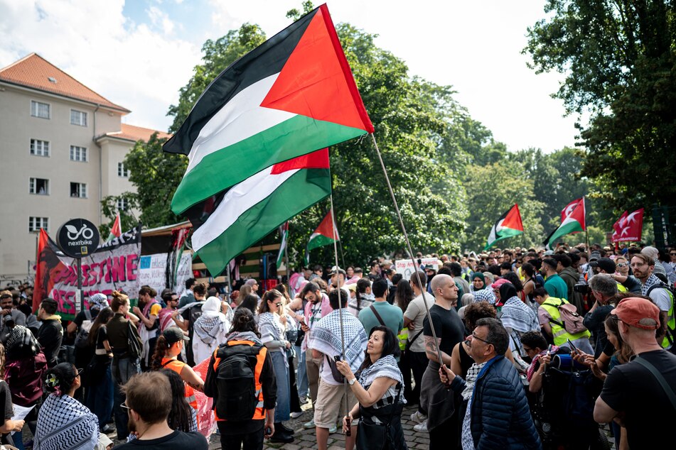 Im Prenzlauer Berg gehen zahlreiche pro-palästinensische Demonstranten auf die Straße.