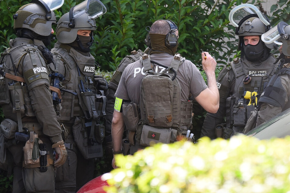 Alarm in Darmstadt: Spezialkräfte der Polizei bereiten sich auf ihren Einsatz vor.
