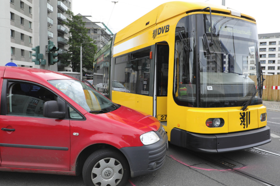 Bahn und VW Caddy wurden nur leicht beschädigt.
