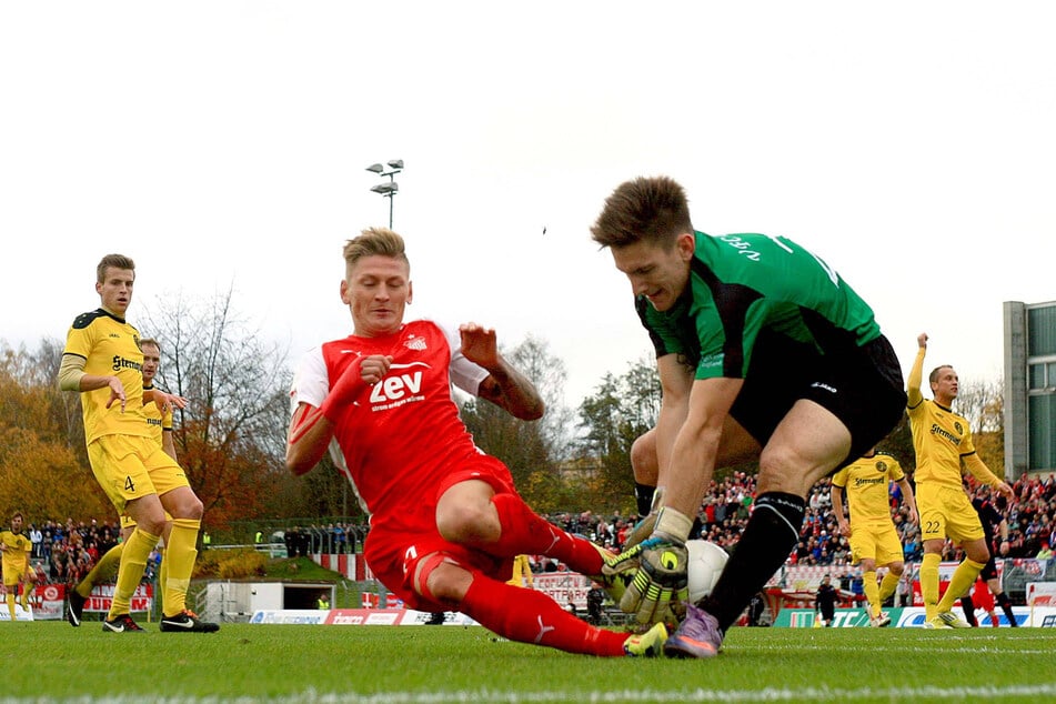 Eine Szene aus dem letzten Aufeinandertreffen der beiden im Herbst 2014, damals noch im Sojus: Zwickaus Marc-Philipp Zimmermann (l.) scheitert an Plauens Keeper Maik Ebersbach.