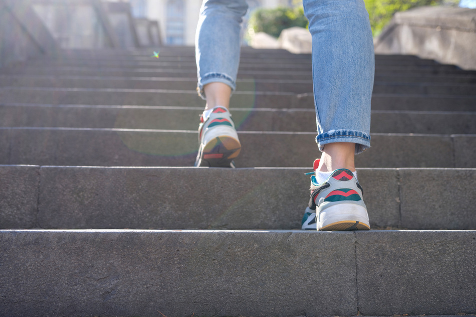 Ein ganz klassischer Tipp für mehr Bewegung im Alltag: Nehmt die Treppe!