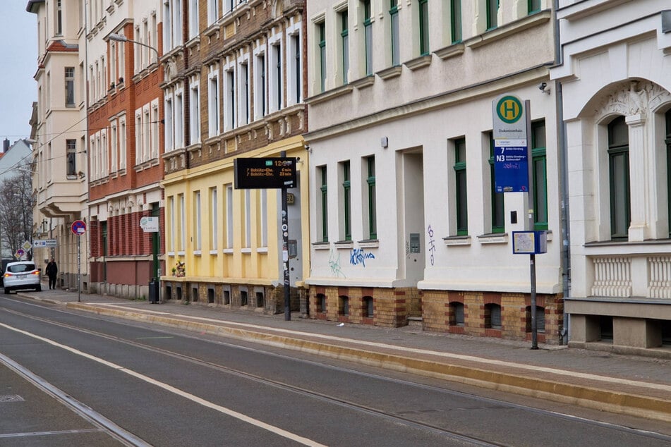 An der Haltestelle Diakonissenhaus in der Georg-Schwarz-Straße kam es zu dem Zwischenfall. (Archivbild)