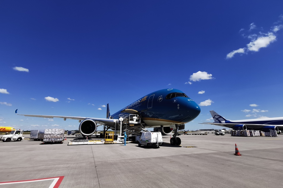 Freitagmittag landete die Maschine aus dem Vietnam am Flughafen Halle/Leipzig.