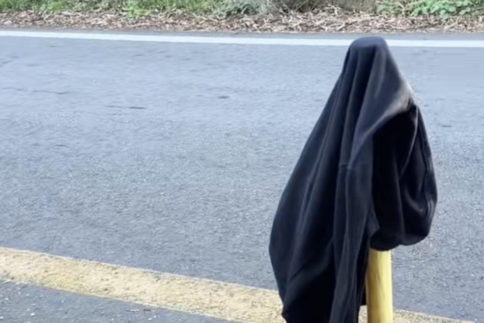 El culpable: una chaqueta al borde de la calle.