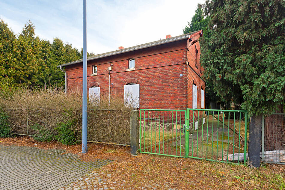 Zweifamilienhaus als DH (ehem. Dienstwohngebäude der Bahn) in Radebeul / Mindestgebot 198.000 Euro