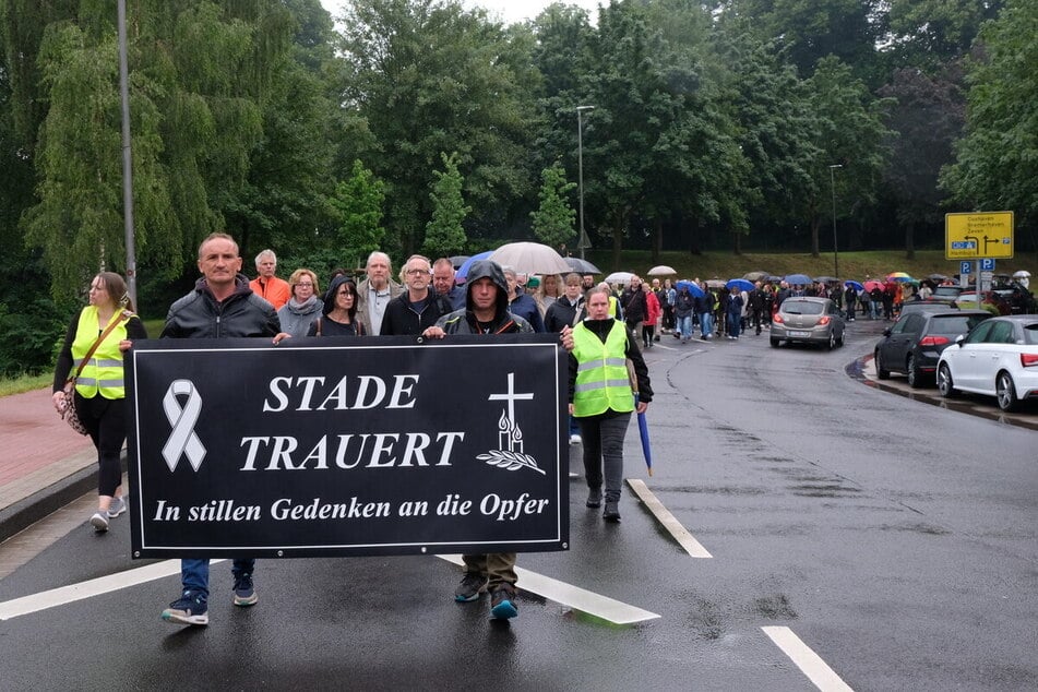 Zahlreiche Menschen gedachten Ende Juli mit einem Trauermarsch der sechs Todesopfer.