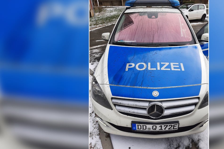 In Plauen wurde ein Streifenwagen durch eine schwarze Flüssigkeit beschädigt.
