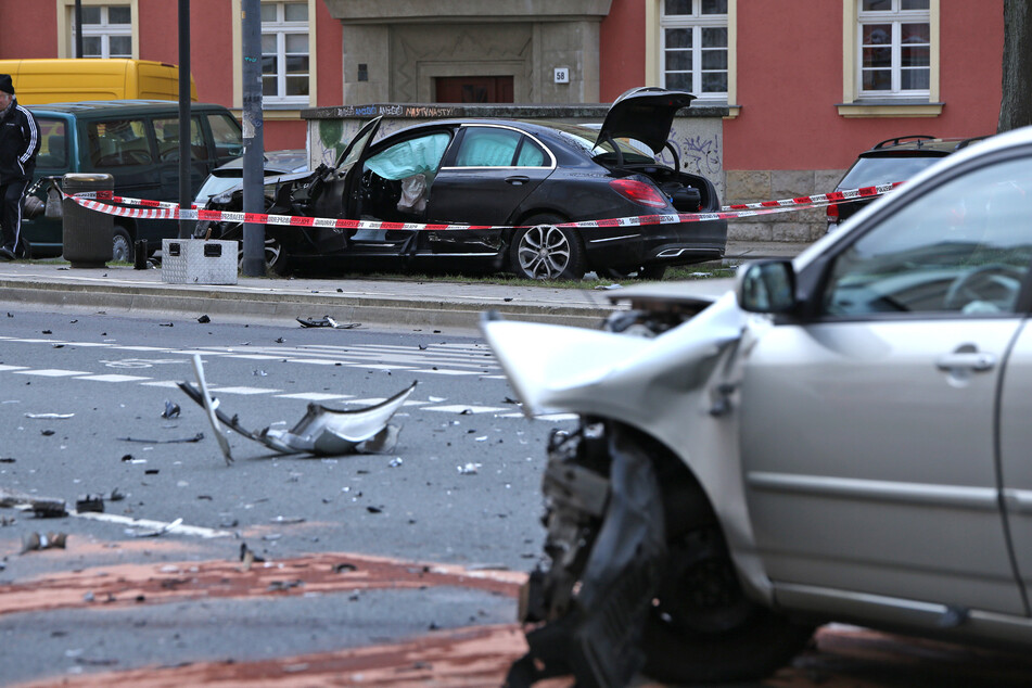 Die Unfallstelle nach dem Crash: im Vordergrund der demolierte Toyota, der um die eigene Achse gedreht wurde. Auf der anderen Straßenseite blieb der schrottreife Benz liegen.