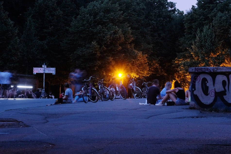 Auf der Sachsenbrücke wurde am Freitagabend ein Jugendlicher von einer Gruppe angegriffen. (Archivbild)