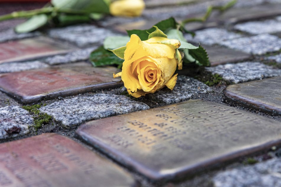 Geschlagen und gewürgt: Frau reinigt Stolperstein und wird mutmaßlich von Mann attackiert