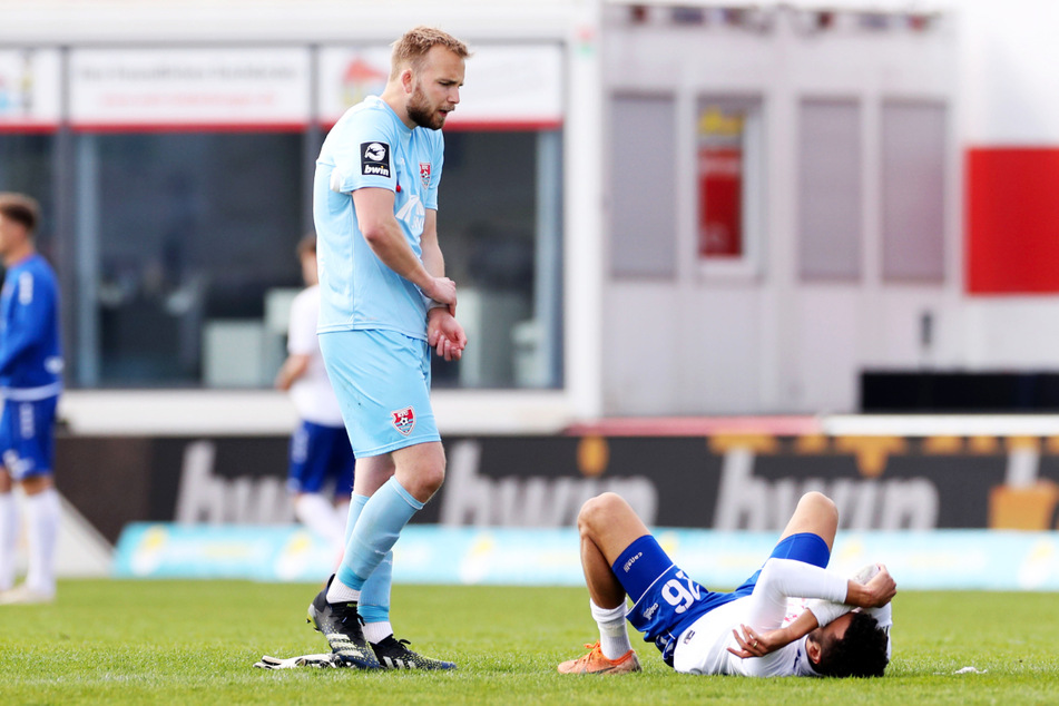 Der KFC Uerdingen um Keeper Hidde Jurjus (27, l.) und Mittelfeldmann Dave Gnaase (24) wirft zwar alles in die Waagschale, hat aber aufgrund der angespannten Personalsituation Probleme, kräftemäßig mitzuhalten.