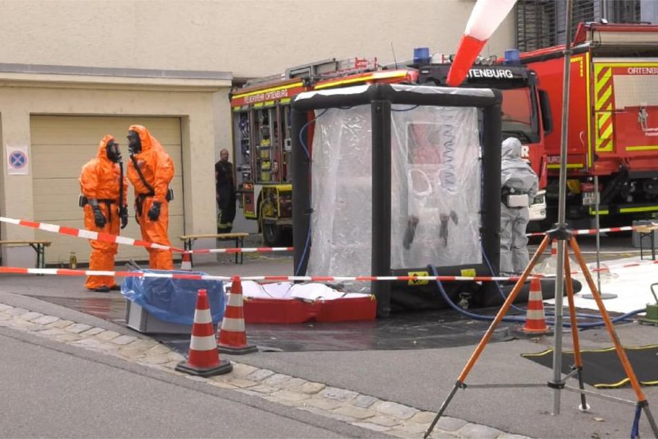 Die Einsatzkräfte mussten vor Ort besondere Schutzmaßnahmen ergreifen.
