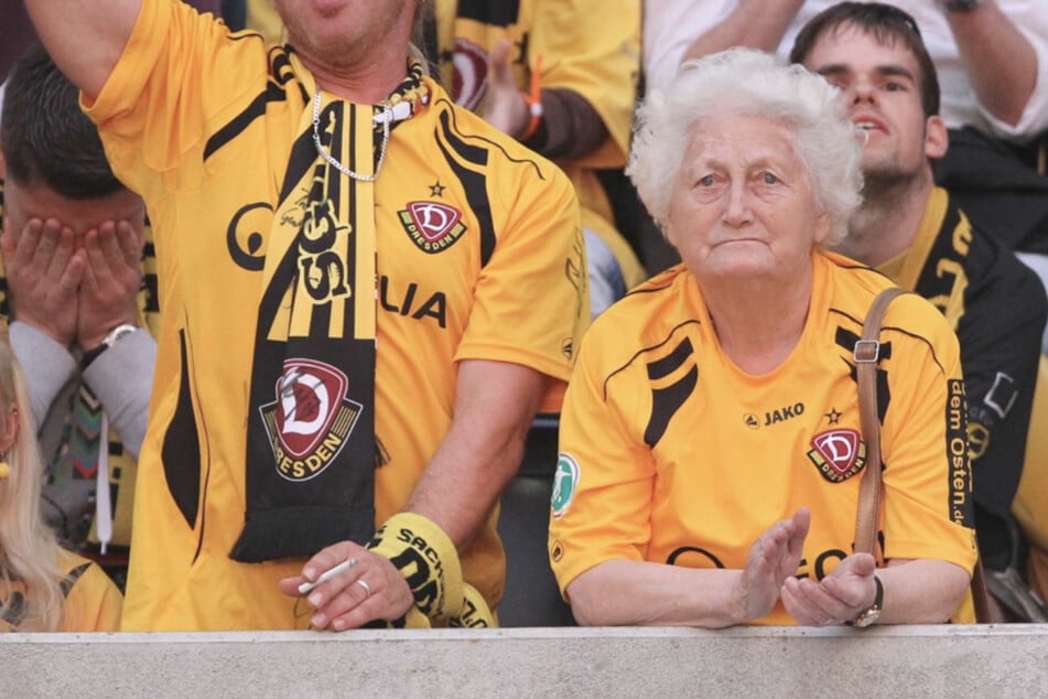 Ingrid Beier (†91) fieberte auch in hohem Alter noch mit den Schwarz-Gelben mit. Hier unterstützt sie die SGD beim Public Viewing des Aufstiegsspiels in Osnabrück. (Archivbild)