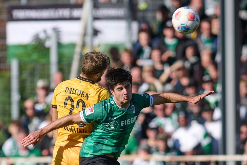Dynamo-Akteur Lars Bünning (27, links) im Kopfballduell mit Preußens Zidan Sertdemir (20).