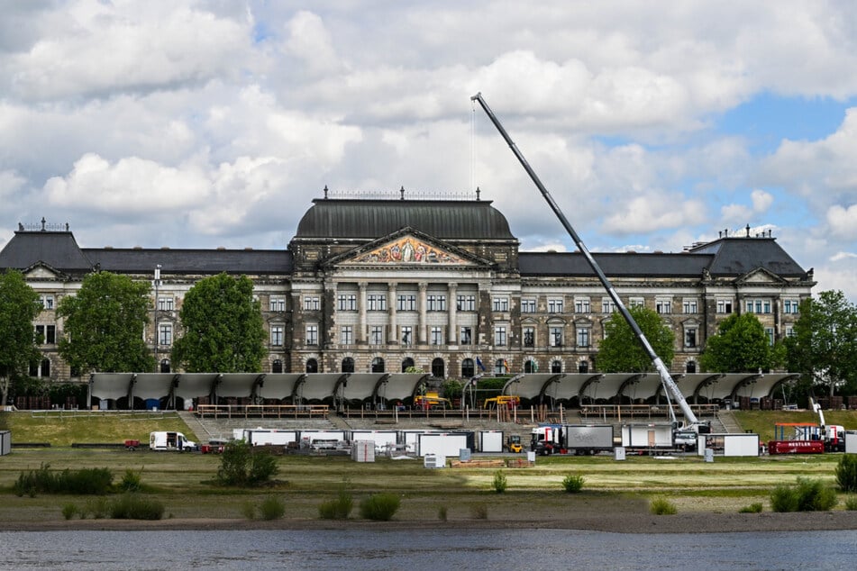Aufbau der Filmnächte am Elbufer am Freitag: Das Event soll am 19. Juni starten.