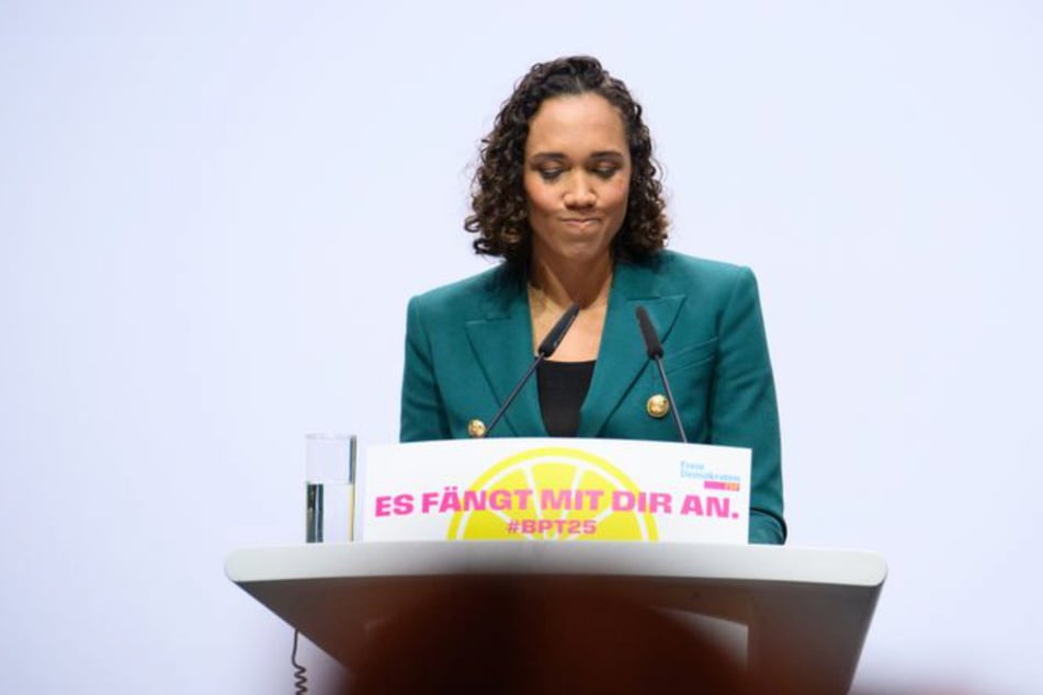 Nicole Büttner (41, FDP) steht zu ihrem Wort. Ihre Locken mussten am Sonntag einer Glatze weichen. (Archivfoto)