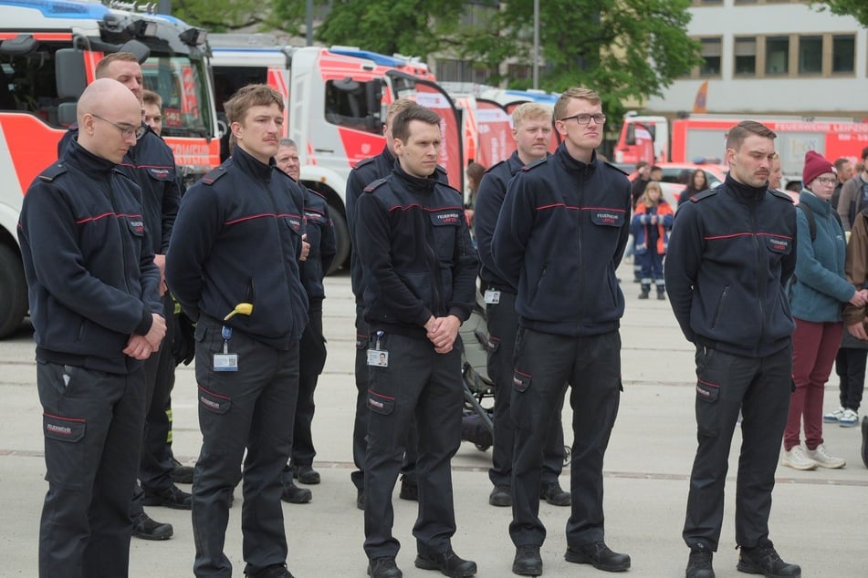 Betretene Gesichter auch unter den Feuerwehrleuten. Die Veranstaltung steht unter dem Eindruck der vergangenen Tage, es fand eine Schweigeminute statt.