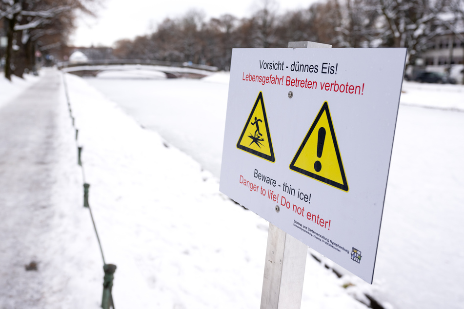 Eisflächen sollten erst ab einer Stärke von zehn Zentimetern betreten werden.