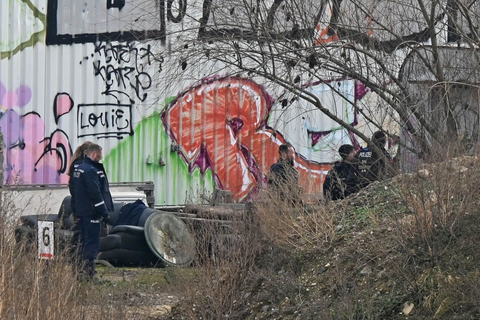 Beamte suchten nach Hinweisen.