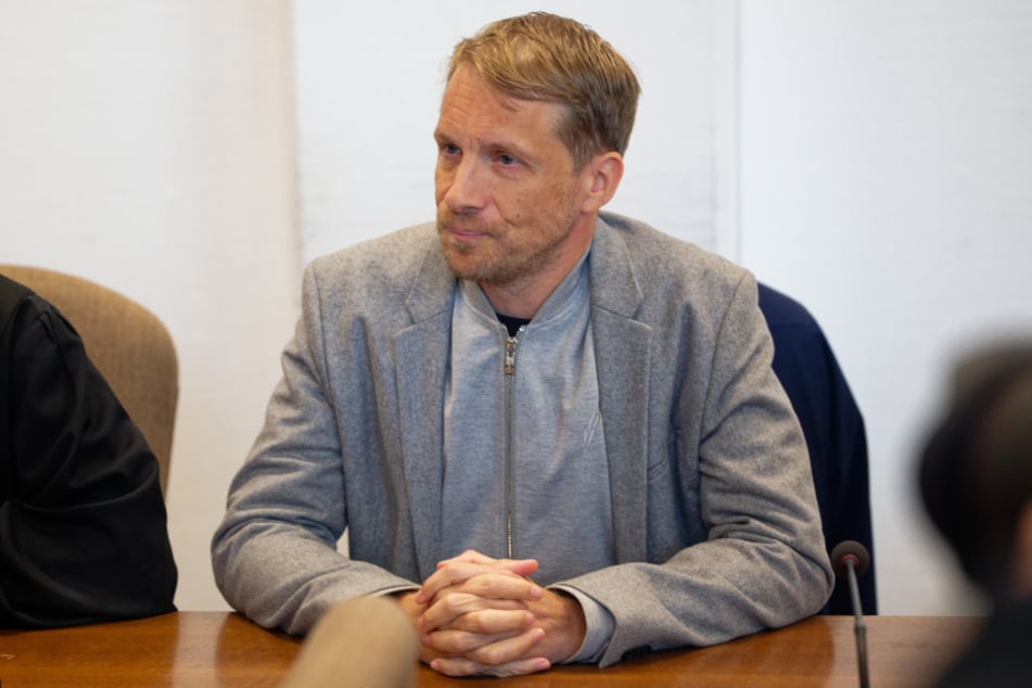 Für den Comedian (47) scheint die Trennung von Amira weiterhin nicht komplett verarbeitet zu sein.