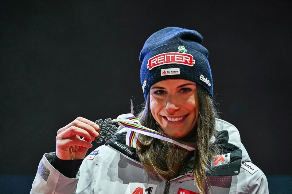 Mirjam Puchner mit ihrer Abfahrts-Silbermedaille bei der Ski-WM 2025.