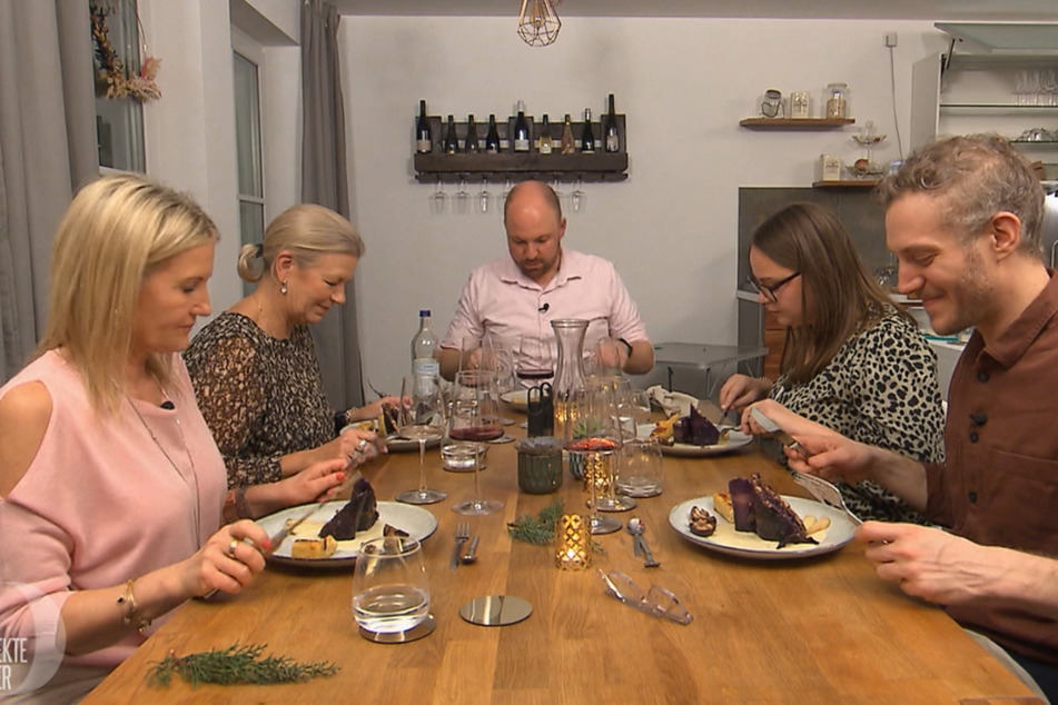 Larissa (54), Frauke (61), Steffen, Nathaly (26) und Léon (29, von links nach rechts) genießen die vegetarische Roulade.