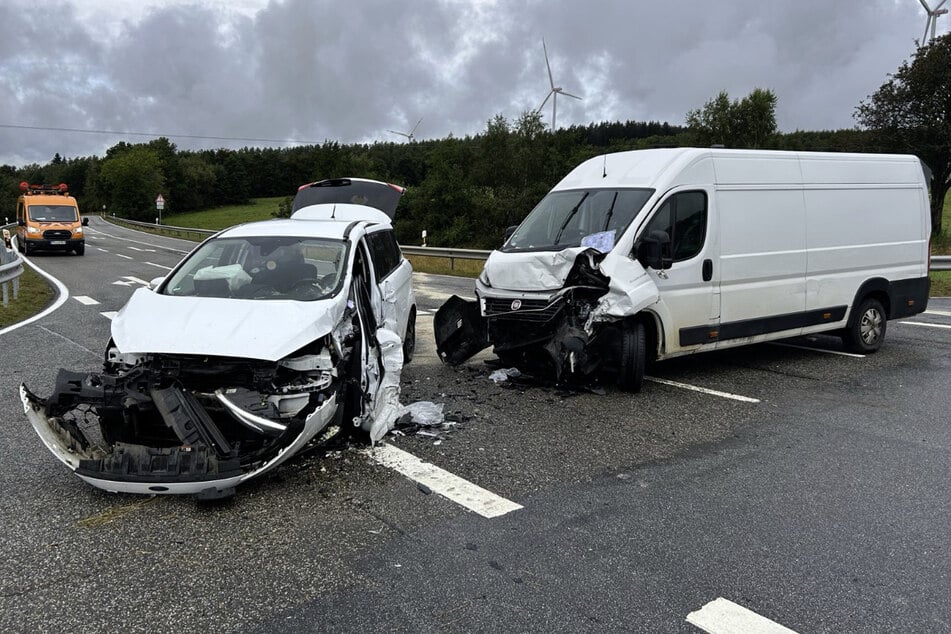 Die Autofahrer hatte beim Linksabbiegen den vorfahrtsberechtigten Transporter übersehen.