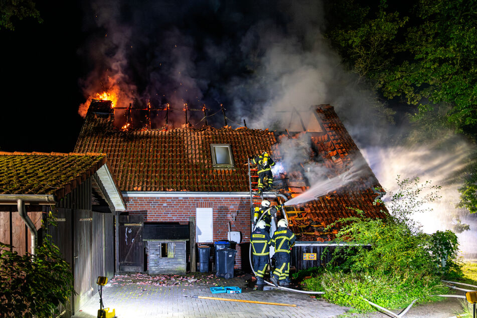 Auch per Leiter auf dem Dach löschten die Feuerwehrleute den Brand.