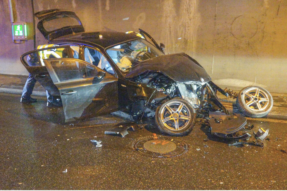 Der Wagen wurde bei dem Unfall stark deformiert. Die Fahrerin wurde schwer verletzt.