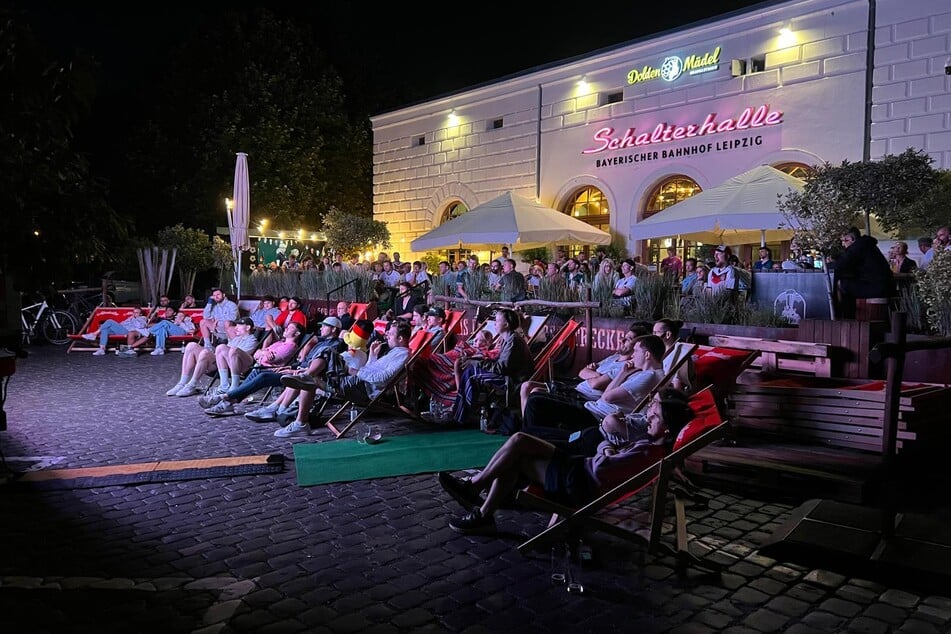 Im Dolden Mädel brauchte man ein Ticket. Für 25 Euro gab es so viele Hot Dogs wie man Essen kann und unter anderem Bier und Wasser frei.