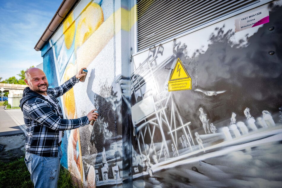 Bunt mit Freibad in Schwarz-Weiß: Graffitikünstler Nico Roth (38) gestaltete das Trafohäusel in Grüna.
