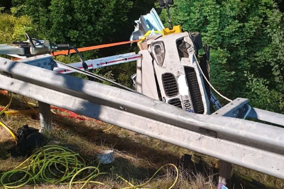Die Feuerwehr musste das Fahrzeug mit schwerem Gerät aufschneiden.