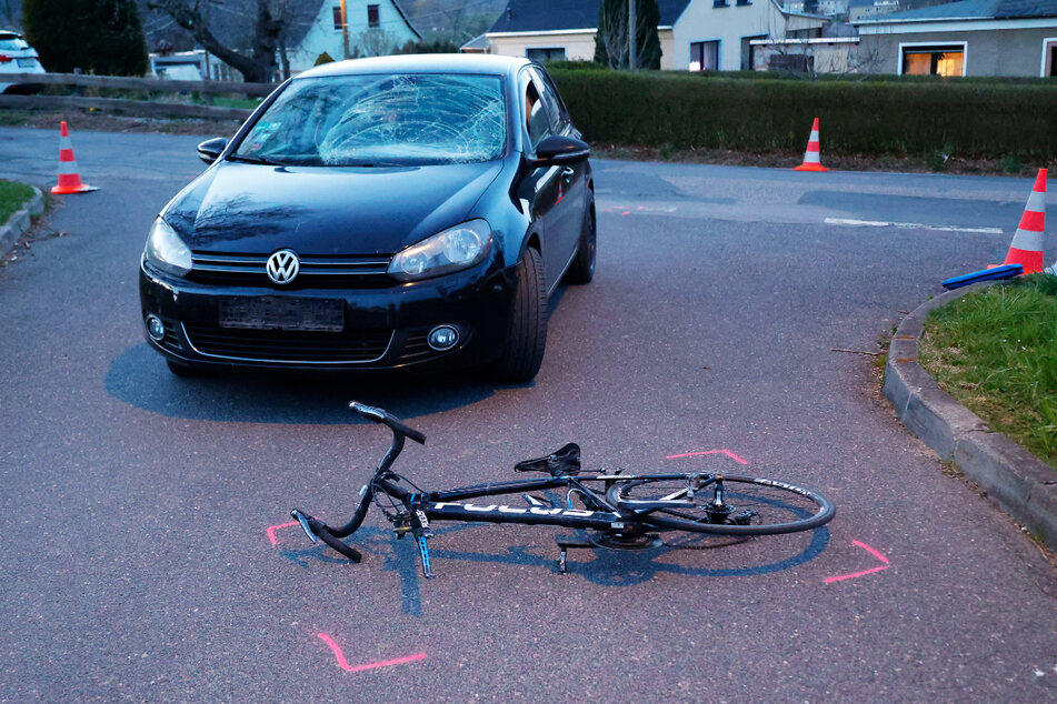 Der Fahrradfahrer wurde bei dem Zusammenstoß schwer verletzt.