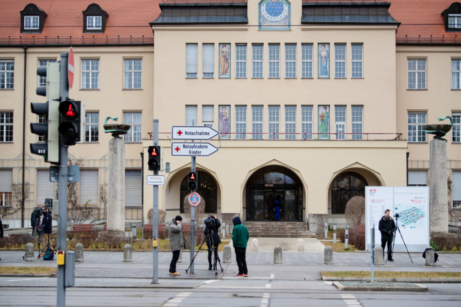 Kamerateams stehen vor dem Haupteingang des Klinikums Schwabing in München. Hier wurden Deutschlands erste Corona-Patienten behandelt.