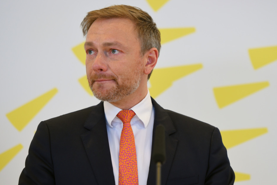 Christian Lindner, Vorsitzender der FDP, spricht vor einer Fraktionssitzung im Deutschen Bundestag über die Folgen des Coronavirus für die Wirtschaft.
