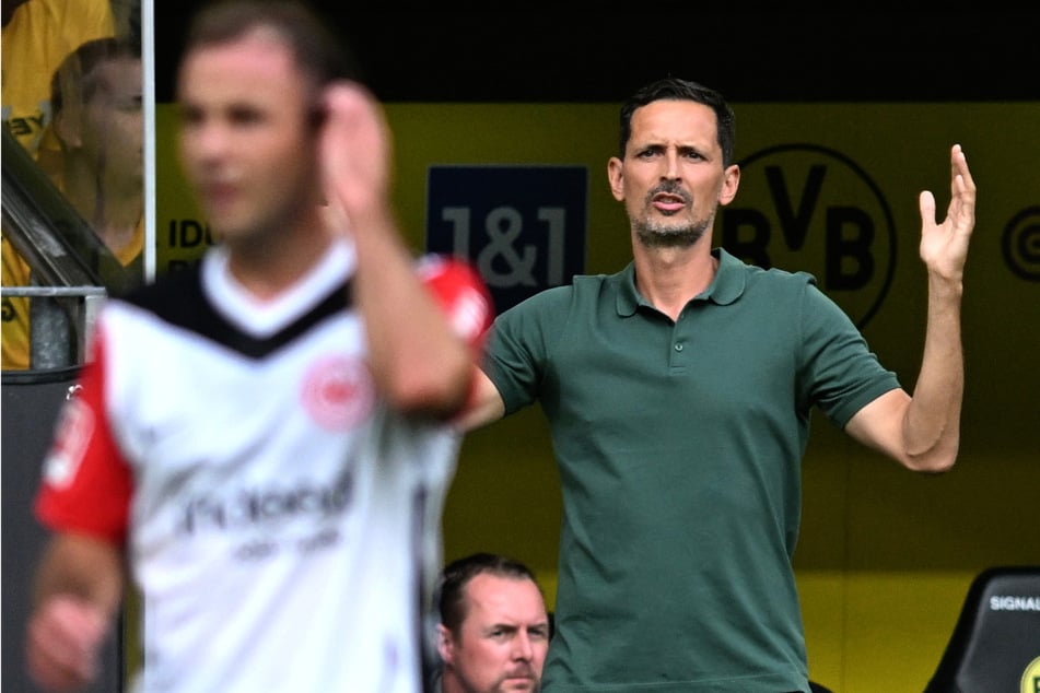 Eintracht-Coach Dino Toppmöller (43) hadert mit der vergebenen Großchance in der 71. Minute.