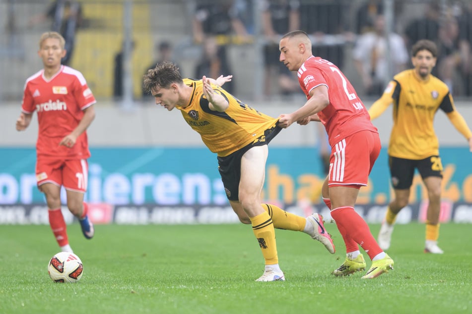 Marin Ljubicic (24, r.) macht den Trikot-Test.
