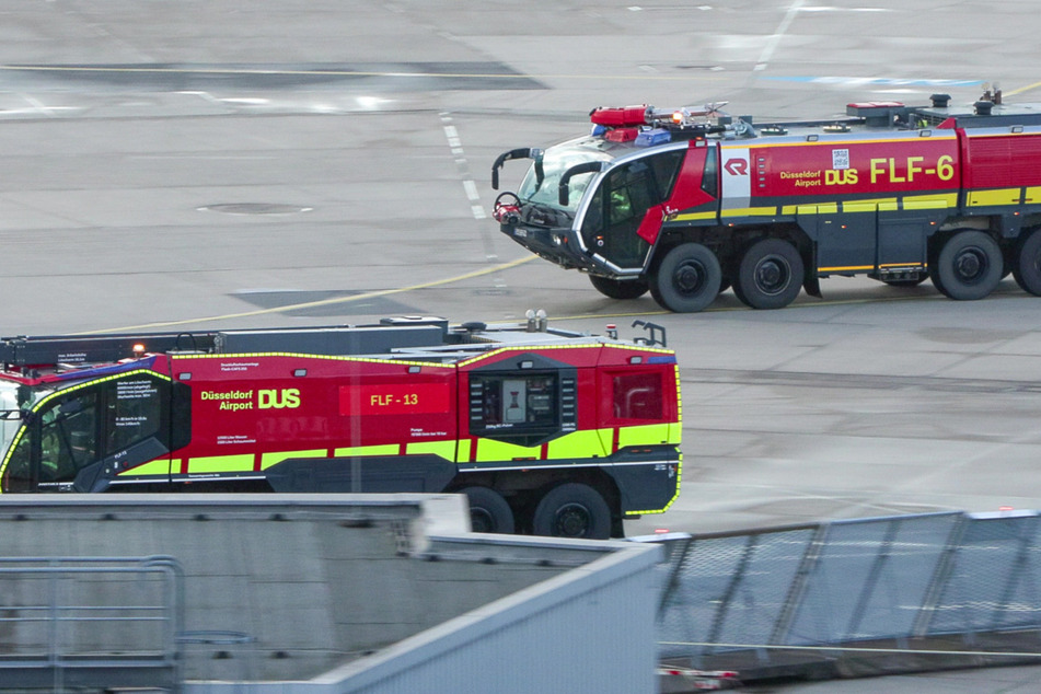 Die Feuerwehr des Düsseldorfer Flughafens begleitete die Boeing 787-9 Dreamliner zur Parkposition.
