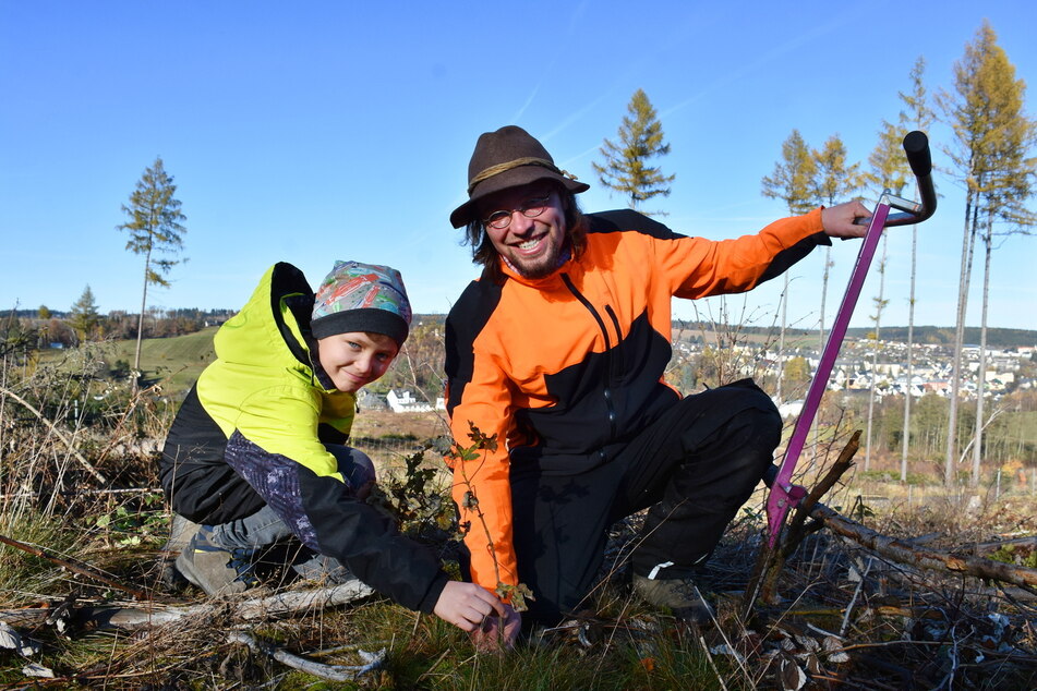 Forstdienstleister Alexander Woldt (35, l.) pflanzt zusammen mit seinem Sohn Johann (9) einen Baum. Es ist einer von 5000 Bäumen, die auf dem 1,5 Hektar großen Gebiet wachsen sollen.